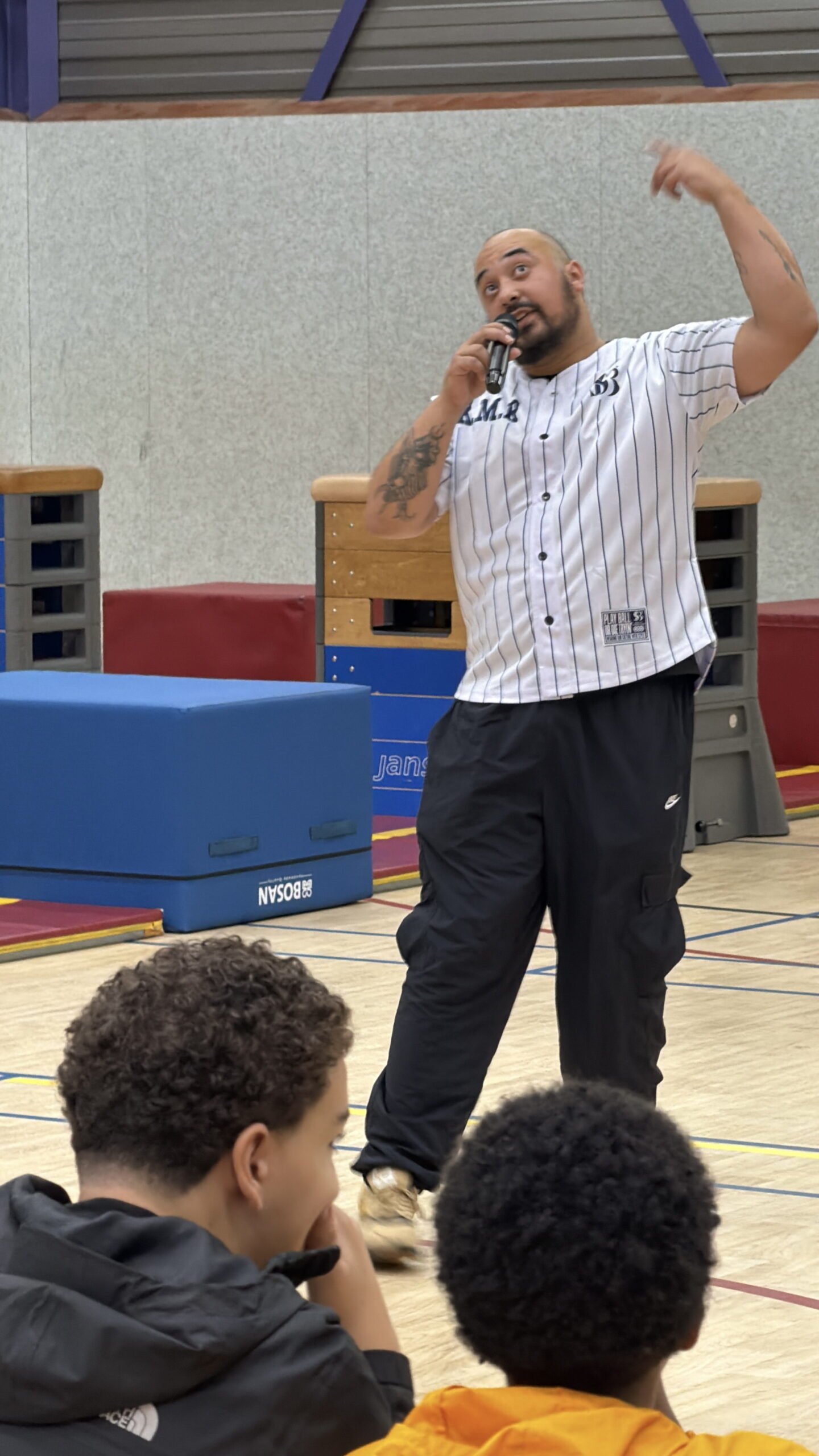 Spoken word artiest KMR praat de opening aan elkaar