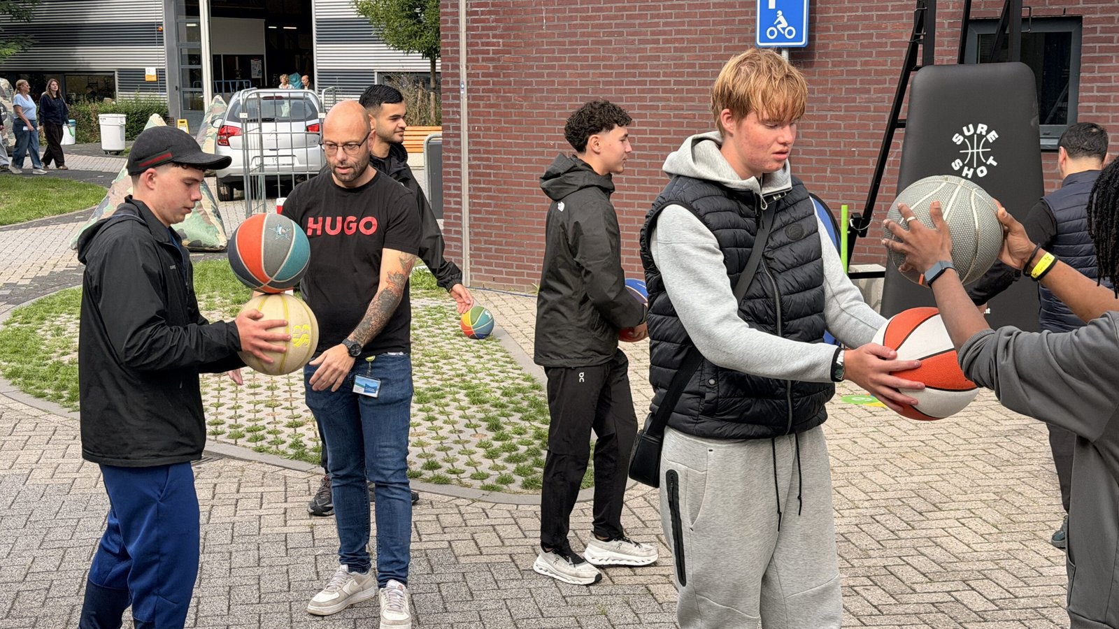 Rij leerlingen laat tegelijk de bal stuiteren tijdens een oefening