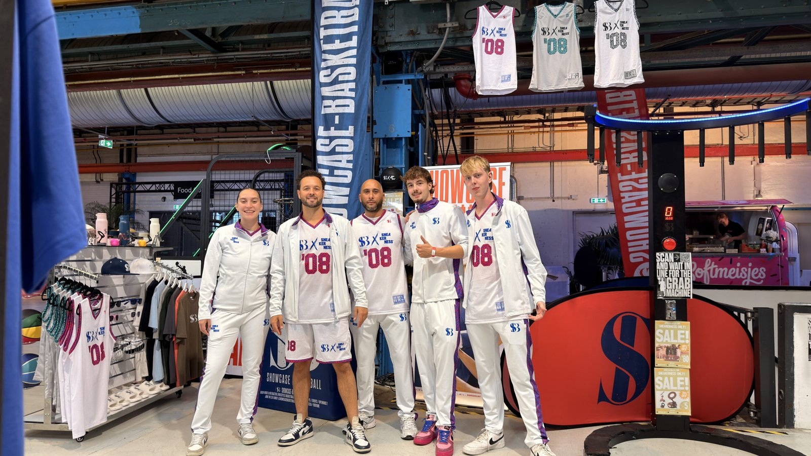 De teamplayers van Showcase Basketball bij de stand op Sneakerness Amsterdam 2026