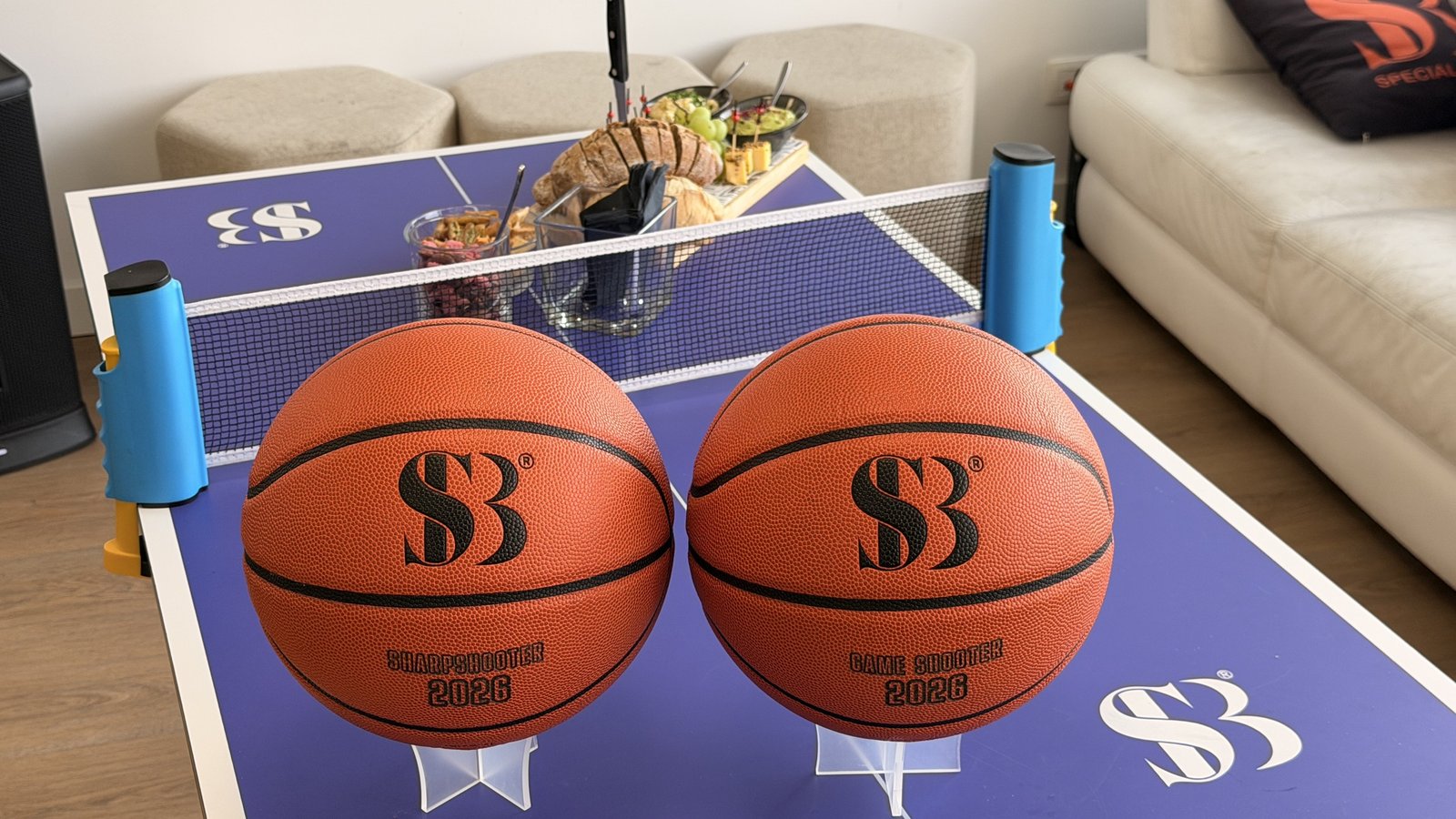 Twee gegraveerde Showcase Basketballen met Game Shooter 2026 en Sharpshooter 2026
