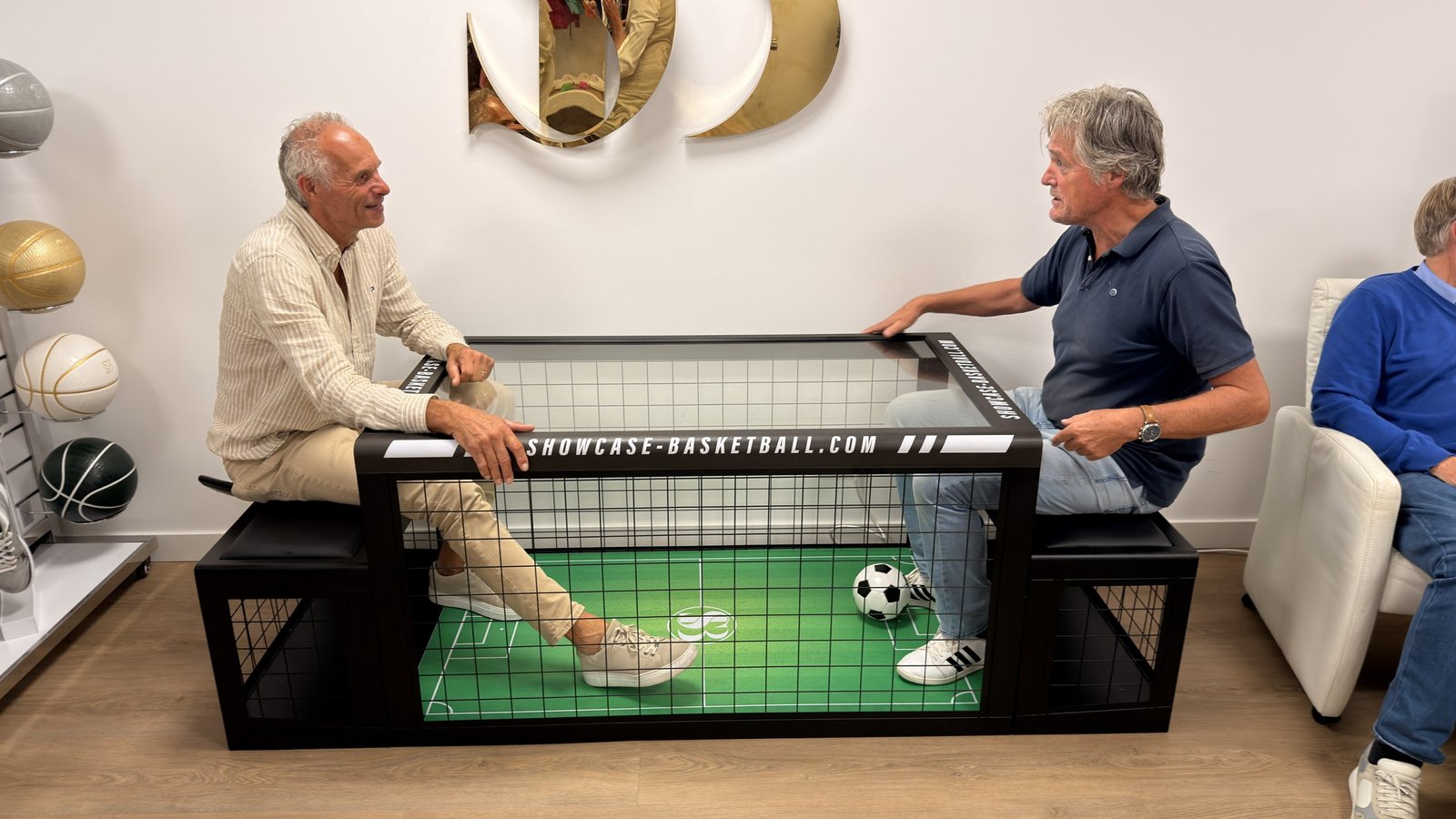 Twee heren spelen levend tafelvoetbal op het Experience Center van Showcase Basketball