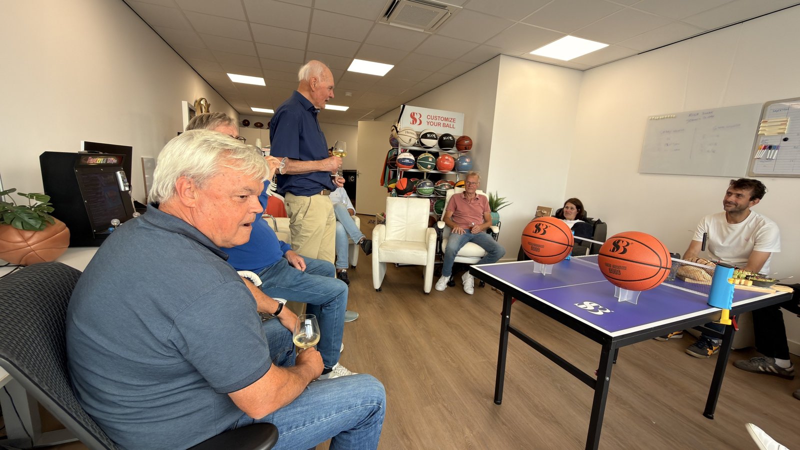 De Zwetende Heren praten na in de lounge van het Experience Center