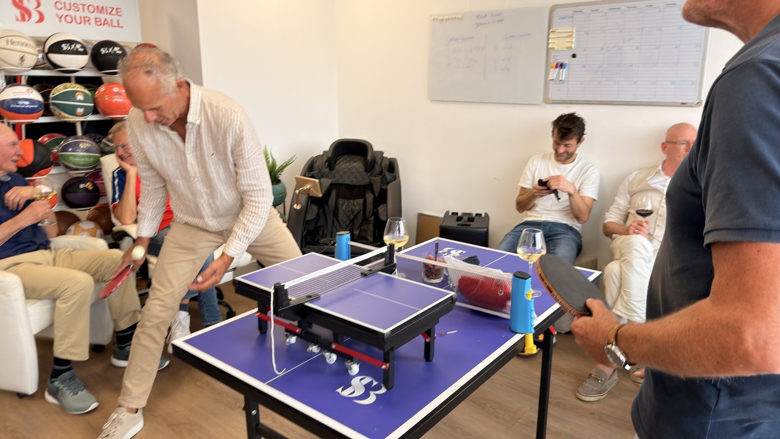Gasten spelen tafeltennis in de lounge van het Experience Center