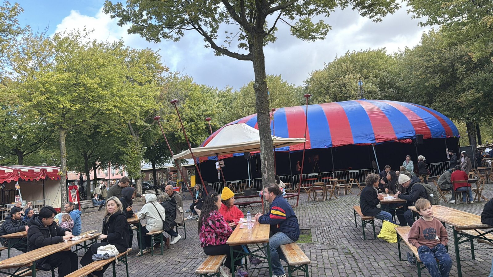 De circustent en volle terrasbanken op het Noordplein tijdens Feestival