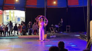 Circusartiest in de grote tent van Feestival op het Noordplein