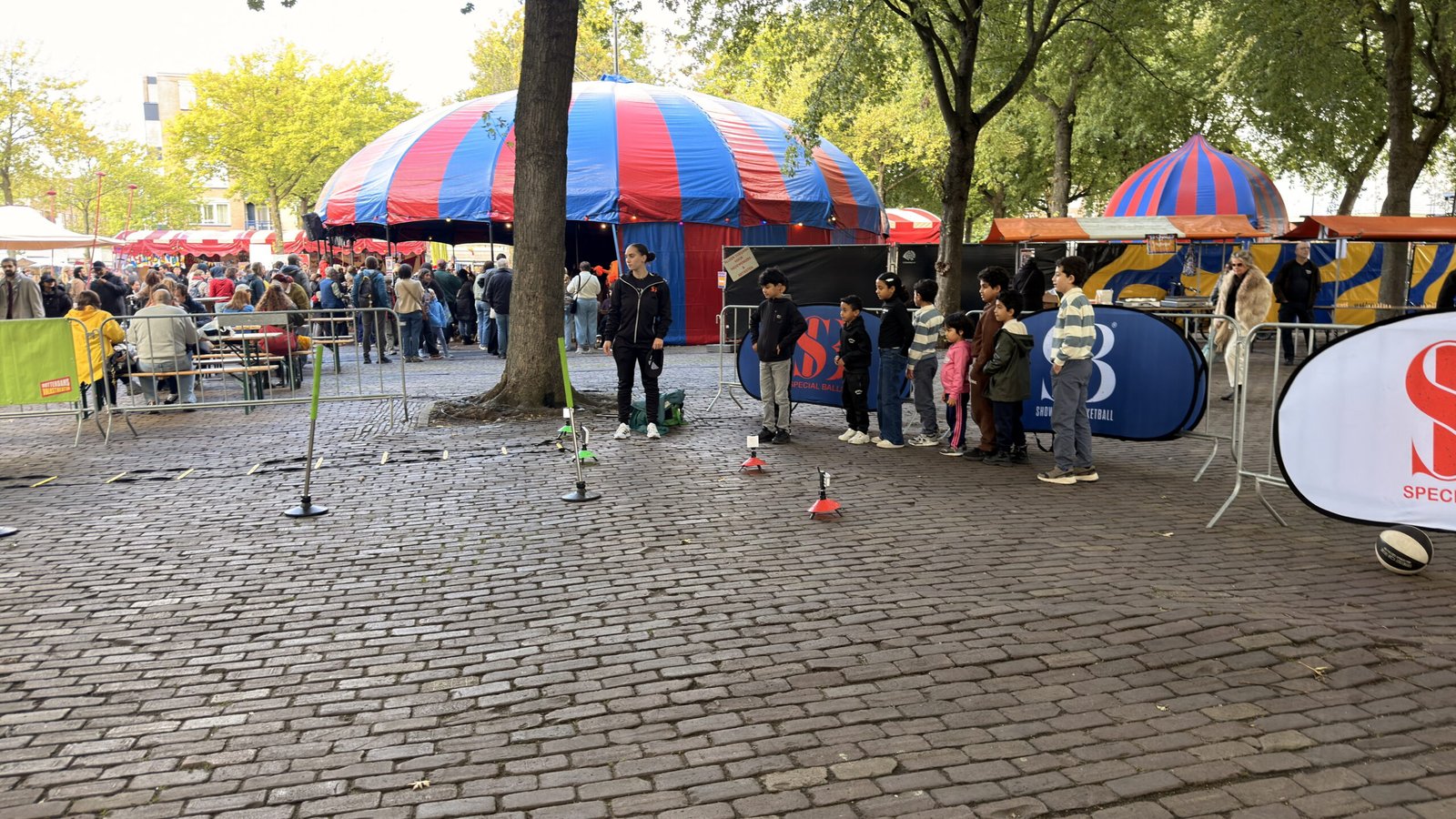 Het Noordplein met de tent en de banners van Showcase Basketball