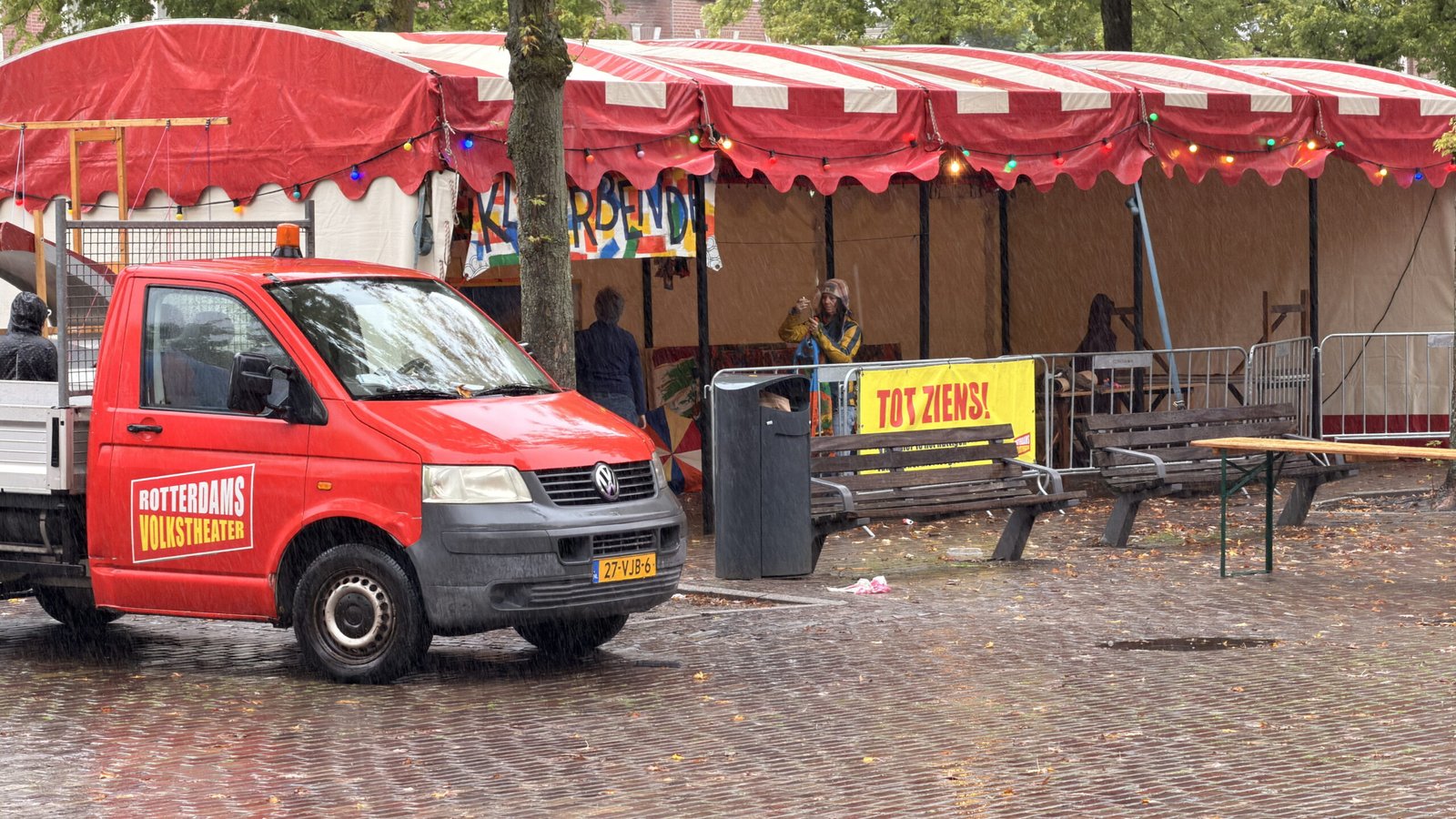 De bus van het Rotterdams Volkstheater op het Noordplein tijdens Feestival