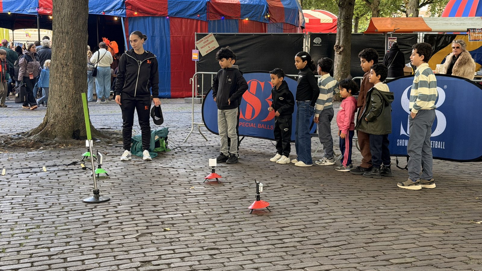 De stand van Showcase Basketball met banners en pylonen op het Noordplein