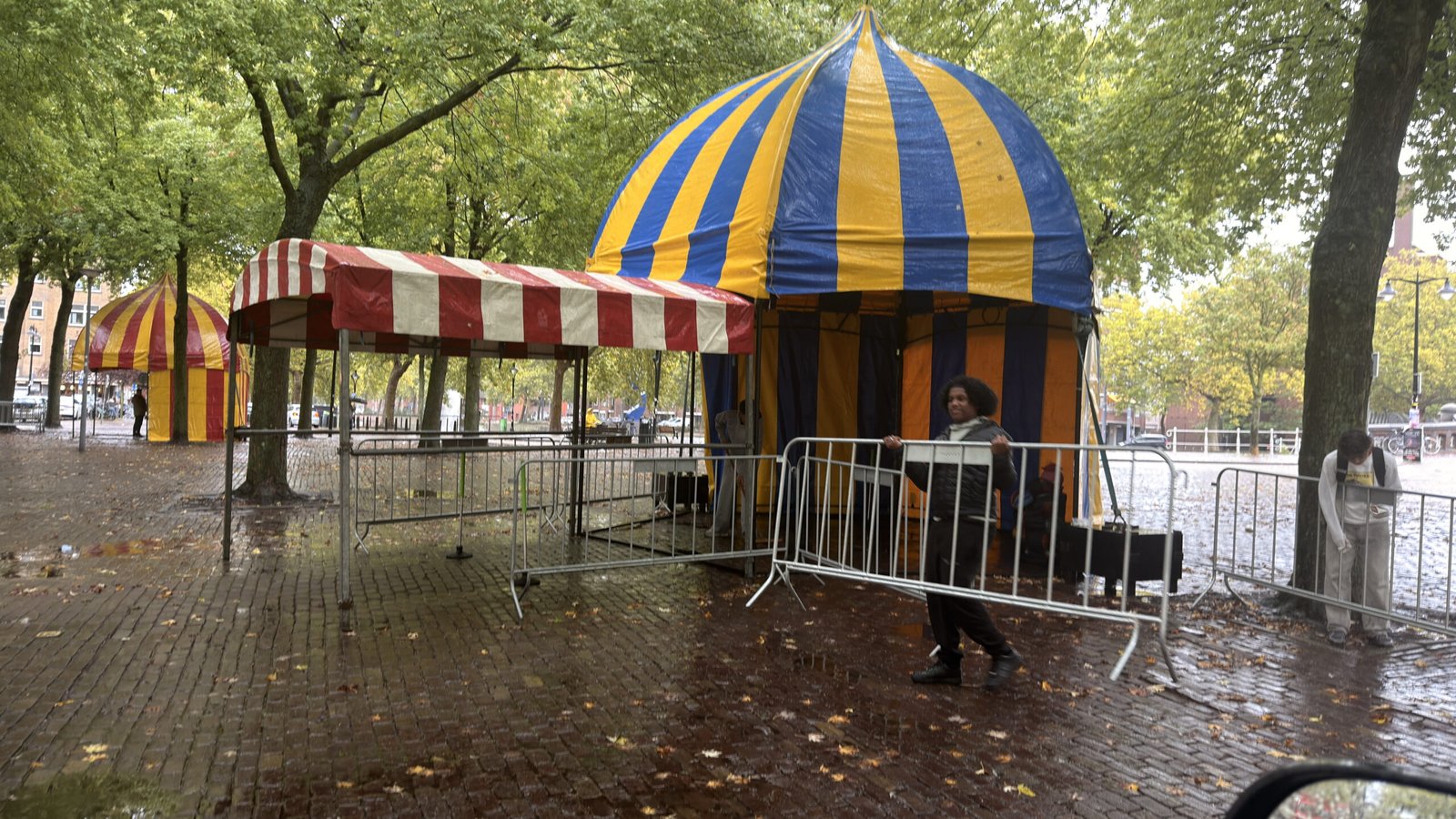 Natte tenten en dranghekken op het Noordplein bij aankomst