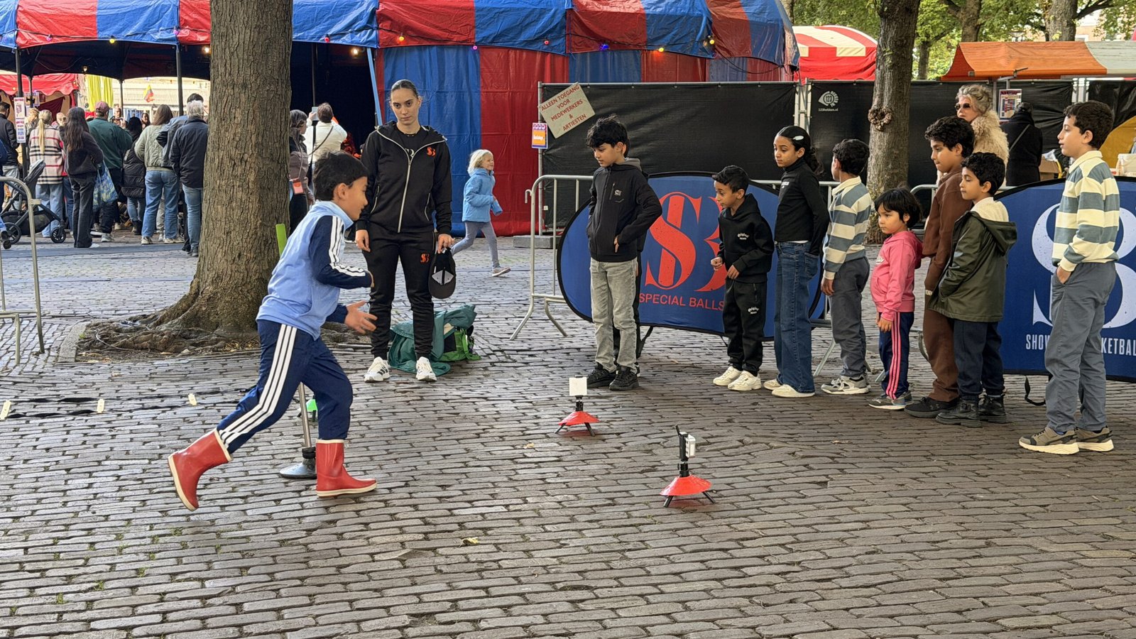 Een kind rent langs de pylonen bij de challenge van Showcase Basketball