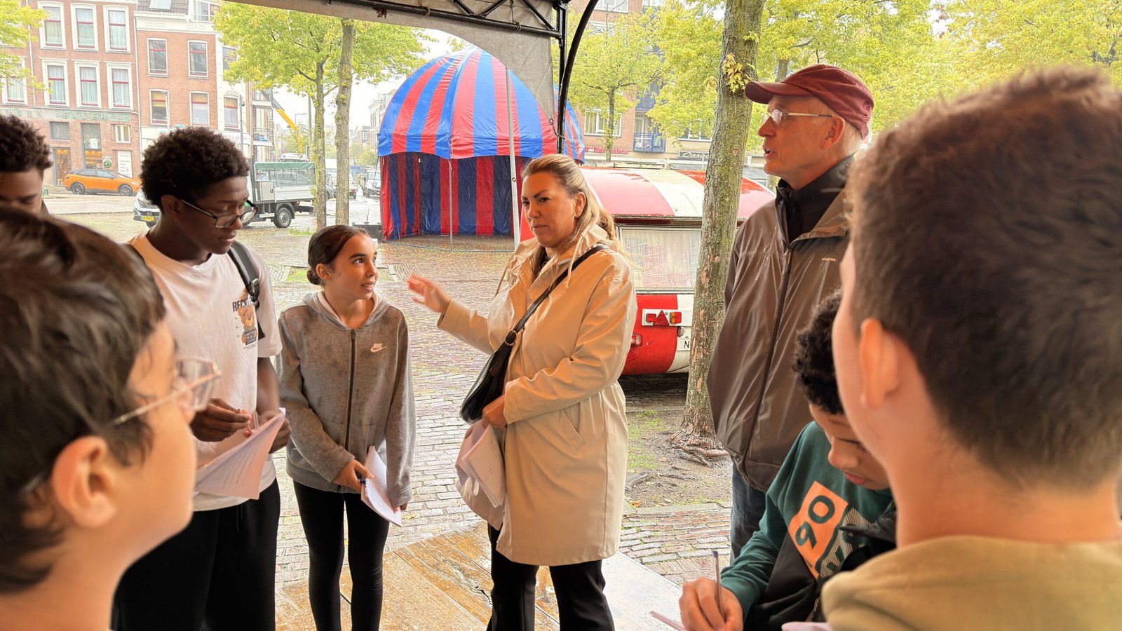 Leerlingen stellen vragen aan de organisatie van Feestival