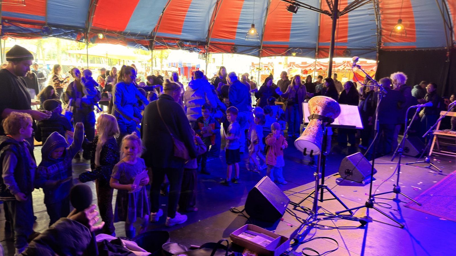 Dansend publiek in de grote tent tijdens Feestival