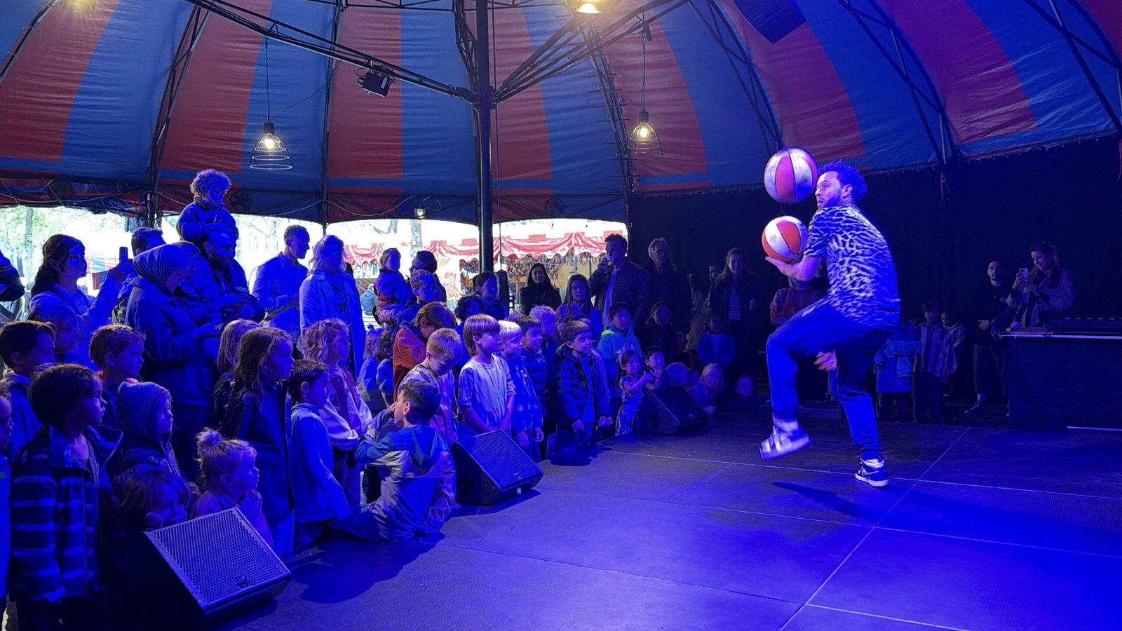 Freestyle show met twee ballen in de grote tent van Feestival