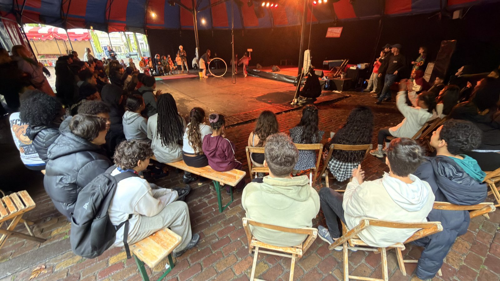 Publiek in de volle circustent tijdens de afsluiting van Feestival