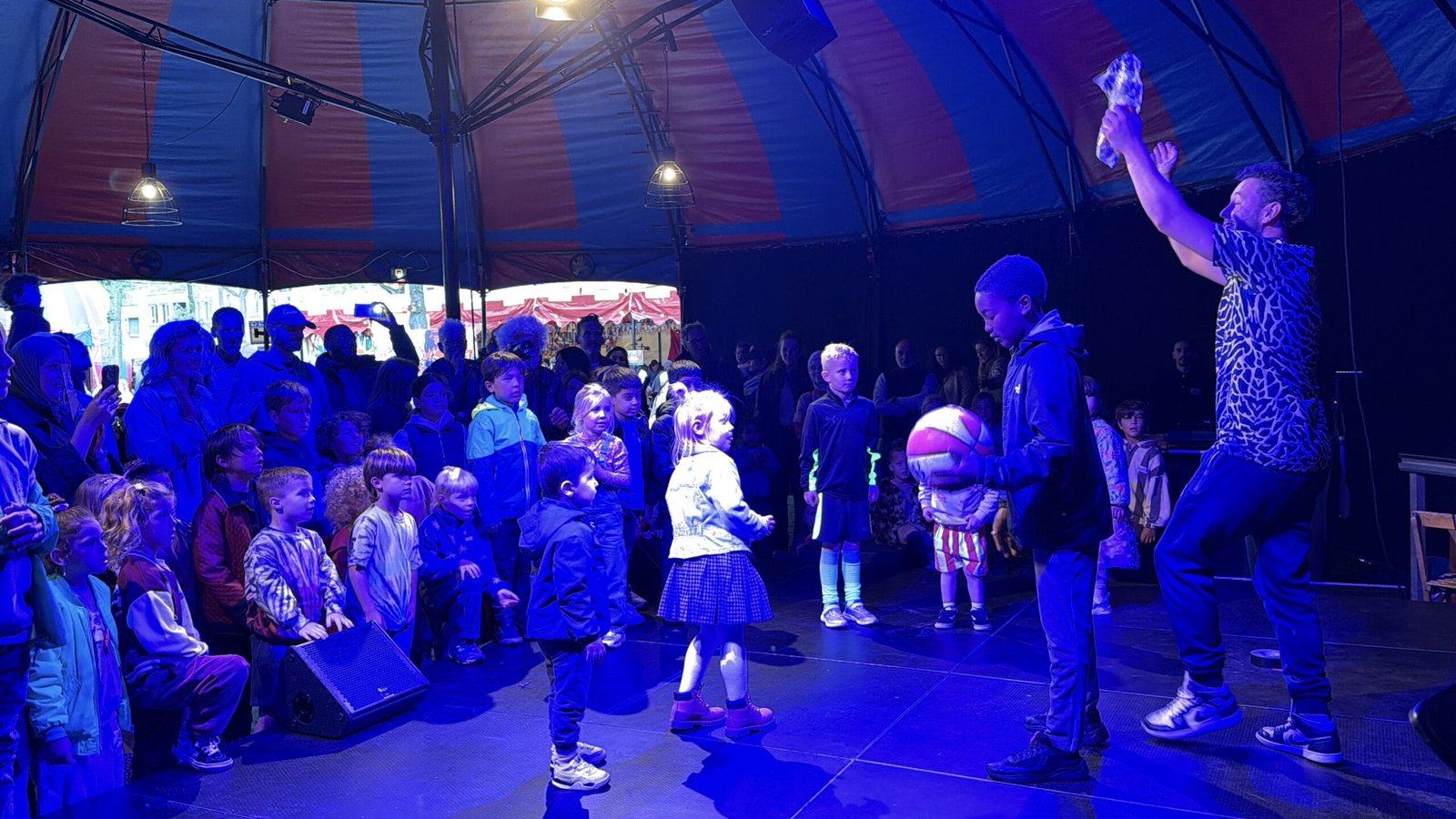 Een kind laat een trucje zien op het podium na de show